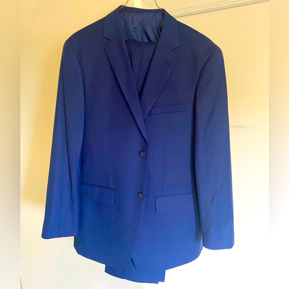 Men’s Caravelli slim fit, three piece suit.